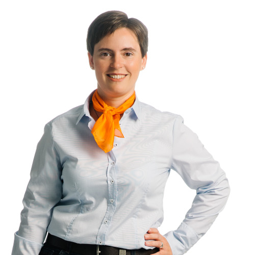 Eine lächelnde Person mit kurzen Haaren trägt ein weißes Hemd und einen orangefarbenen Schal.